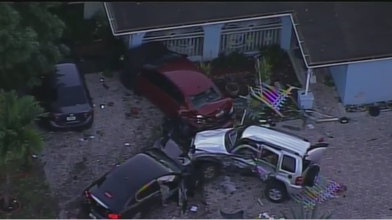 Vecinos de Hialeah intentan sacar de los carros a víctimas de grave accidente de tráfico