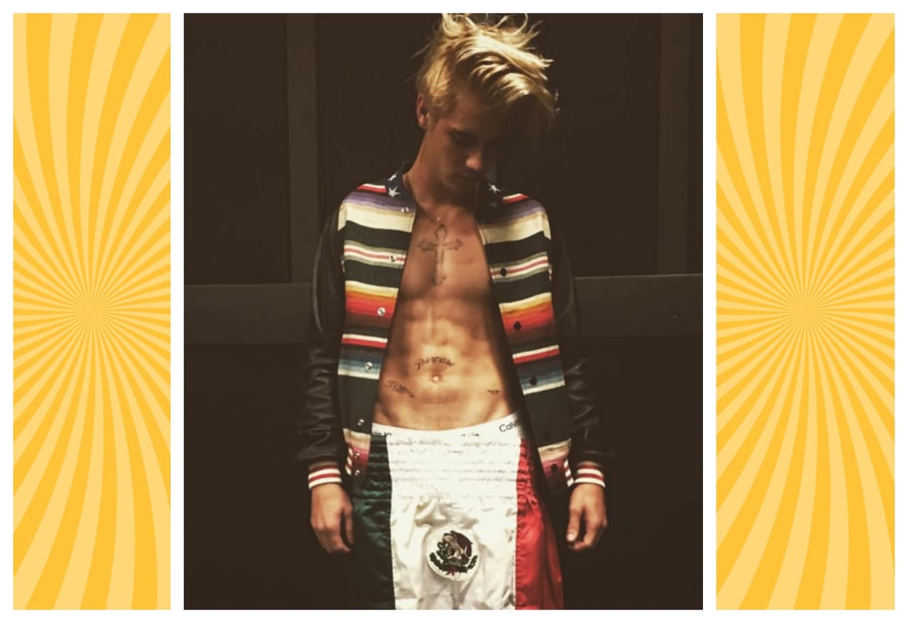 Como hace poco, cuando se puso unos shorts hechos con la bandera de México.