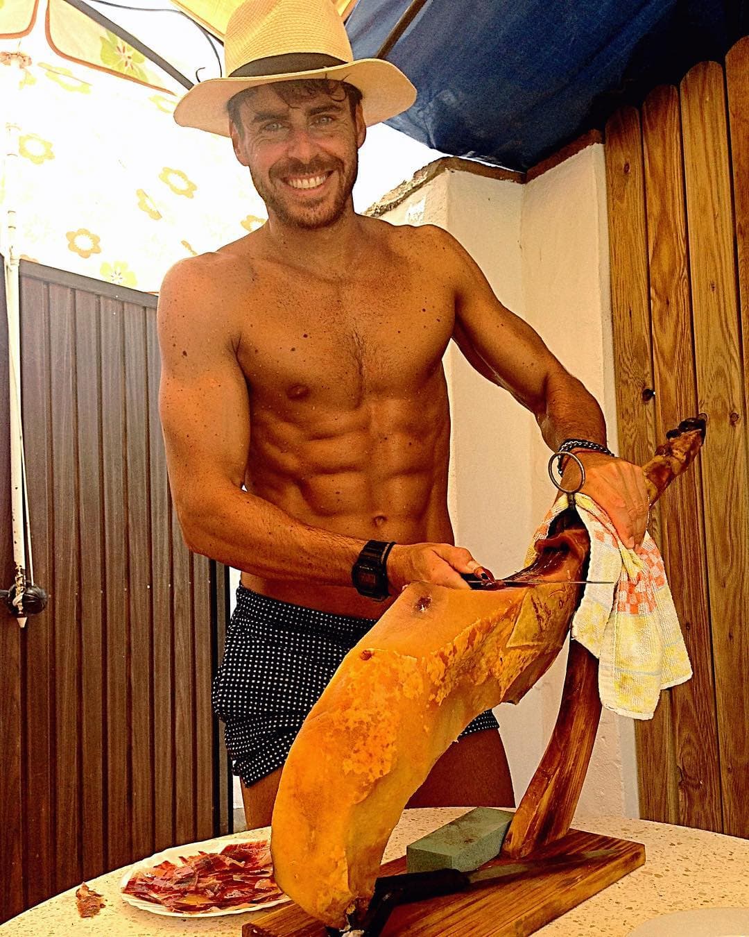 <b><a href="http://www.univision.com/temas/maria-fernanda-yepes">José María</a></b> nació el 18 de noviembre de 1979 en Algeciras, Cadiz, España, y desde muy pequeño soñaba en convertirse en actor de telenovelas.