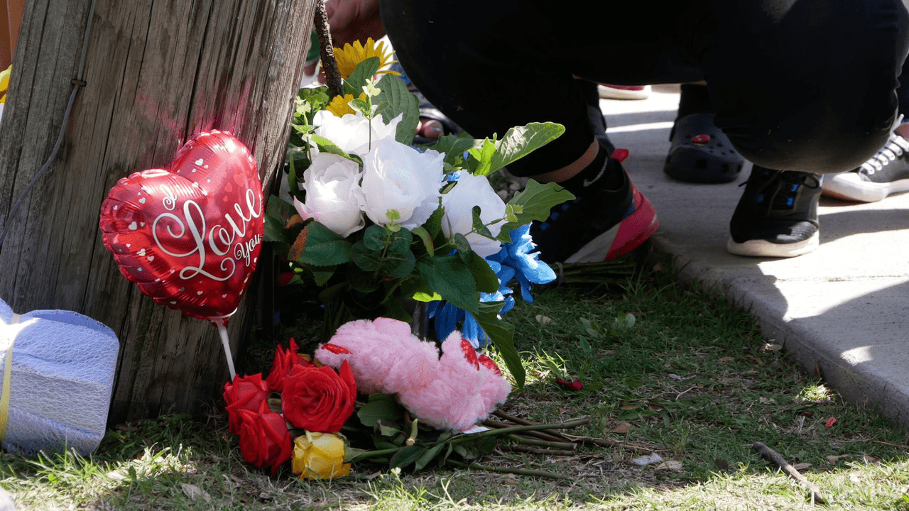 Testigos que vieron cómo fue el choque se detuvieron y se bajaron de su vehículo a ayudar a los jóvenes que iban a bordo de la camioneta SUV, contaron a 
<i>Univisión 23 DFW</i>.