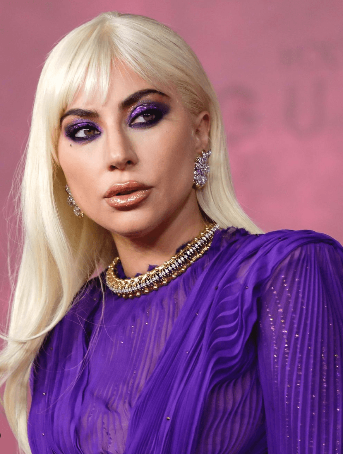 No podría faltar una de las famosas más reconocidas por sus trajes espectaculares y su impresionante estilo de la moda: Lady Gaga arrasa en sus redes sociales por compartir una foto donde aparece con un vestido en color morado; todos los matices de este color marcan la moda hasta terminar el año.