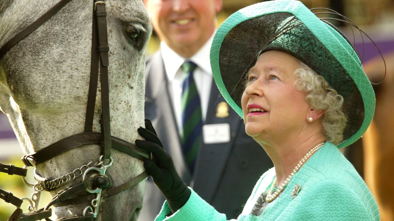 “El gran amor de la reina”: el significado de los caballos en la procesión de Isabel II