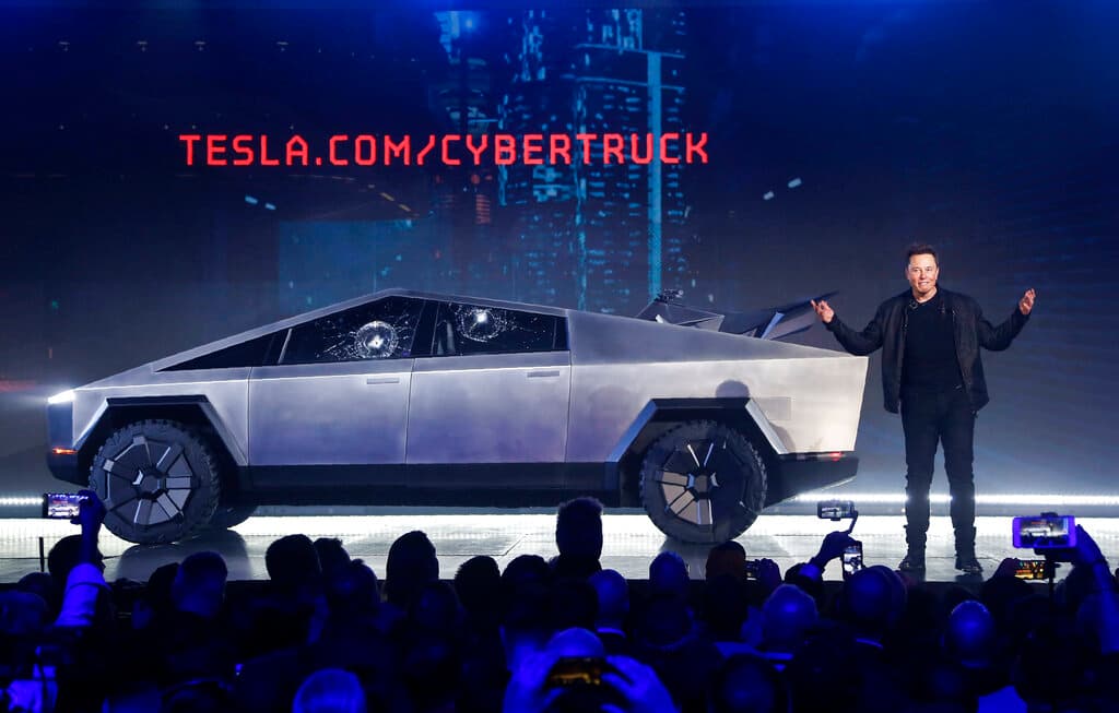 Elon Musk durante la accidentada presentación de la pickup Cybertruck de Tesla en el estudio de diseño del fabricante. Las ventanas "irrompibles" del vehículo sufireron daños durante una demostración de su resistencia.