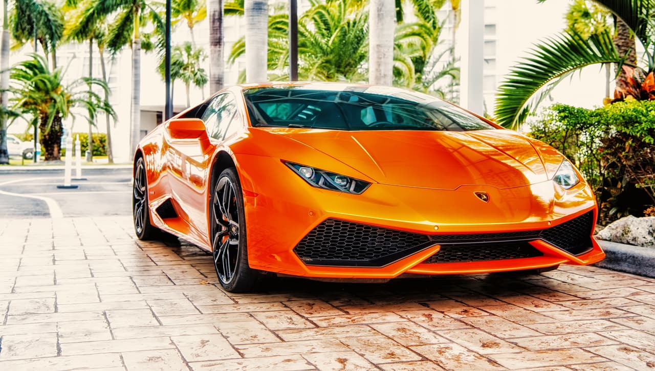 <b>Puesto 14</b>
<br>
<br>
<b>Un auto Lamborghini Aventador Superveloce 2017: 499,900 dólares.</b>
<br>
<br>La subasta de este auto también disparó el precio y muchos se empezaron a impresionar por la nueva participación de los coleccionistas de autos en subastas de ebay. Esta impresionante venta quedó opacada por la transacción del Porsche 911 GT2 RS 2018, poco tiempo después. 
<br>
