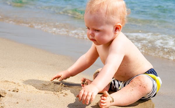 Lo que realmente hace que los bebés no requieran la aplicación de este tipo de productos es debido a su piel, la cual, al ser mucho menos madura que la de los niños más grandes y los adultos, puede estar más expuesta a los químicos del protector aumentando el riesgo de efectos secundarios.