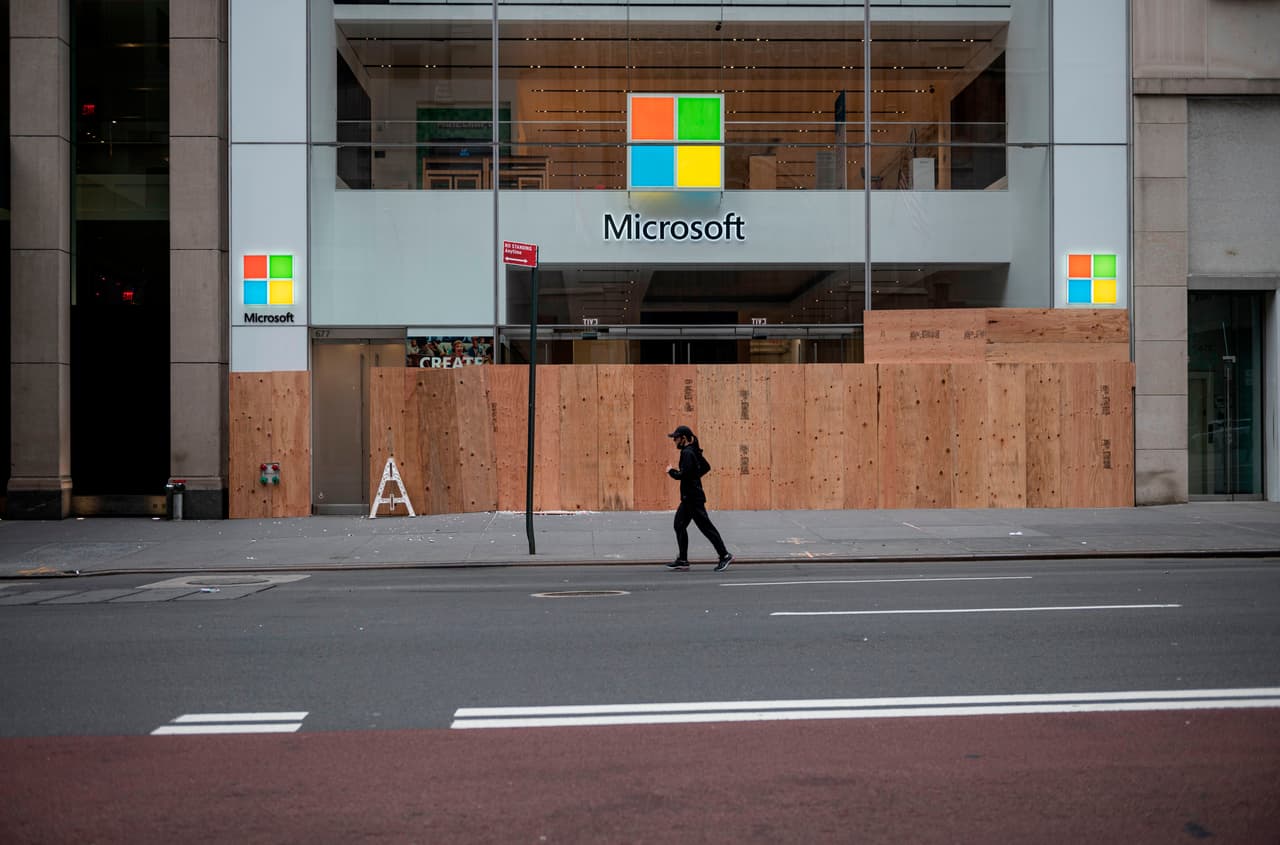 Una tienda de Microsoft fue saqueada y luego selladas sus paredes. La ciudad de Nueva York permanecerá en toque de queda hasta el domingo 7 de junio.