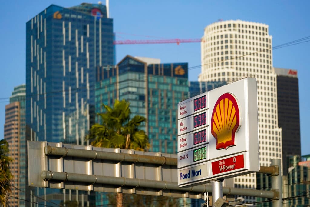 Puedes mantenerte al tanto de cuáles son los precios más bajos en GasBuddy.com. La aplicación GoogleMaps también ofrece detalles sobre los costos de tus estaciones de gasolina más cercanas.