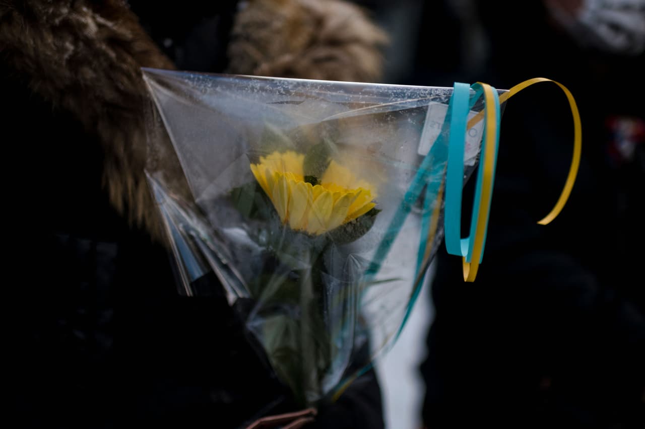 En redes sociales, personas de todo el mundo también sumaron emojis de girasoles amarillos en sus perfiles. En la foto, un girasol y una cinta con los colores de la bandera ucraniana, el 27 de febrero en Quebec, Canadá.