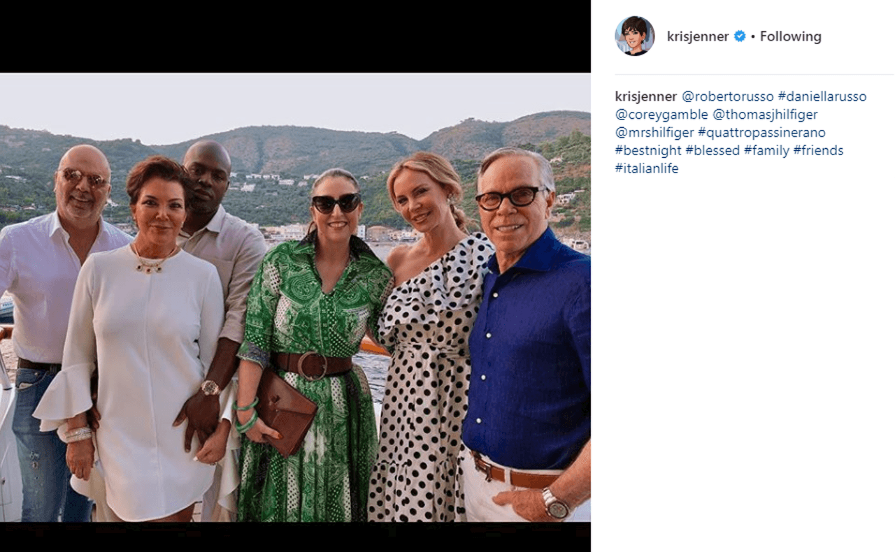 Así que terminó compartiendo con el diseñador 
<b><a href="https://usa.tommy.com/en?ctcampaign=871&ctkwd=tommy%20hilfiger&ctmatch=e&ctcreative=270273871677&cid=cpc:goo:usa:tommy%20hilfiger:e&ctadpos=1t1&ctplacement=&gclid=CjwKCAjwp7baBRBIEiwAPtjwxIwoKB2Ef2rG3ynR8GbUv3czrOUCKath4CcPMLvgZ6icShwNEdOzbxoCjBkQAvD_BwE">Tommy Hilfiger</a></b> (derecha) en las costas italianas.