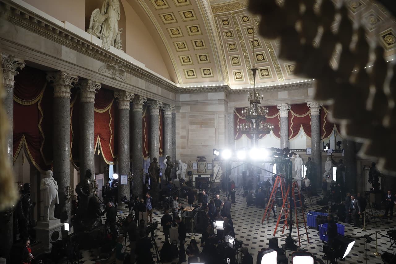 Los representantes de los medios que cubren el discurso del Estado de la Unión instalan sus equipos en el National Statuary Hall del Capitolio. 
<br>