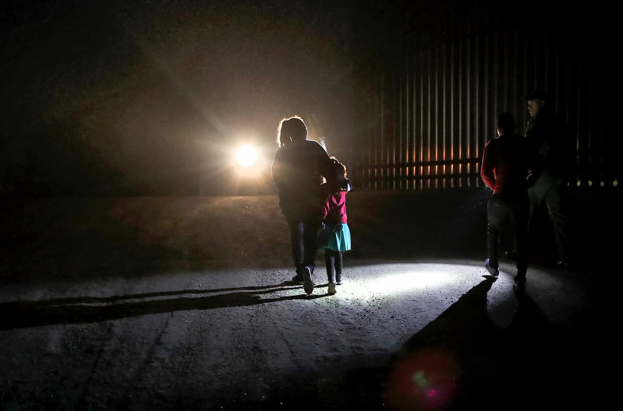 Miles de familias centroamericanas continúan ingresando a Estados Unidos, la mayoría buscando asilo político de la violencia en sus países de origen.