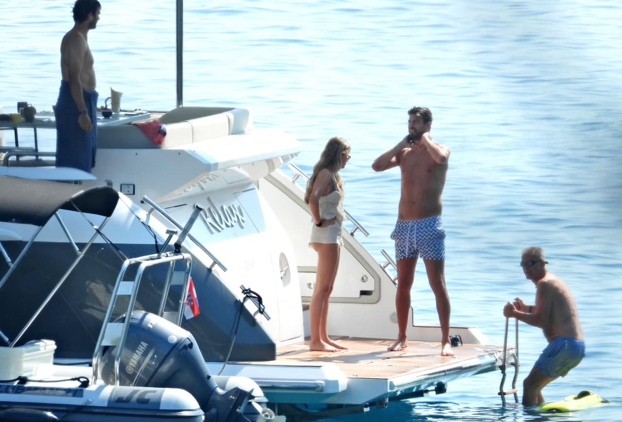 Piqué con su novia y su familia.