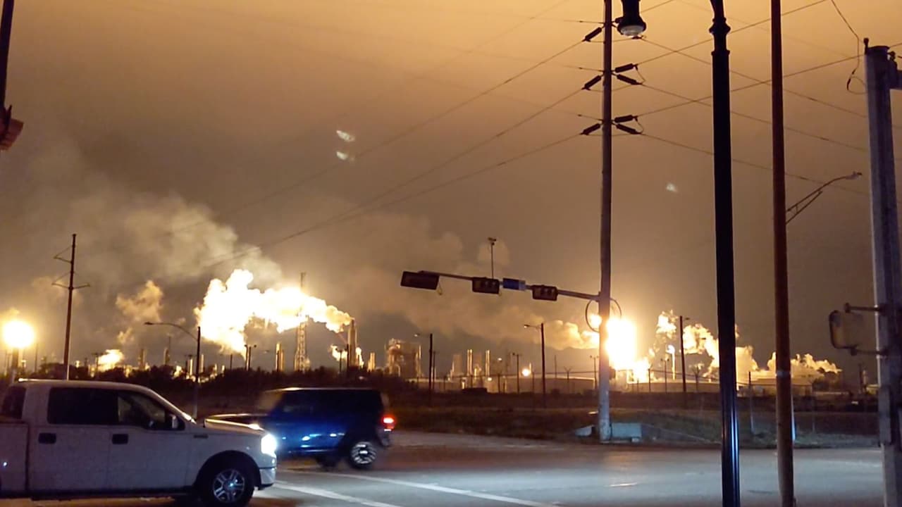 Corte de energía deja a miles a oscuras en Texas City y obliga a las plantas a encenderse
