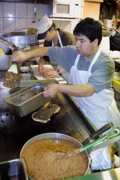 La fuerza laboral civil de hispanos en EU en febrero ascendió a 24,206 millones.