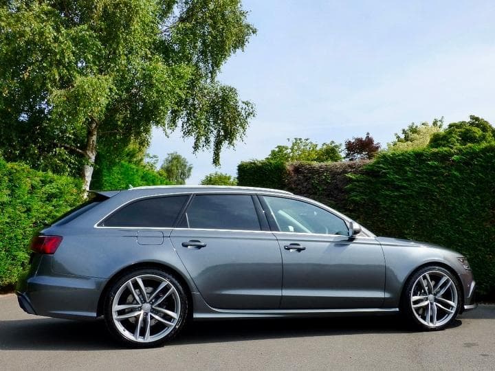 Como si todo este portento mecánico no fuese suficiente, la Audi RS6 Avant es 
<b>groseramente lujosa</b>.