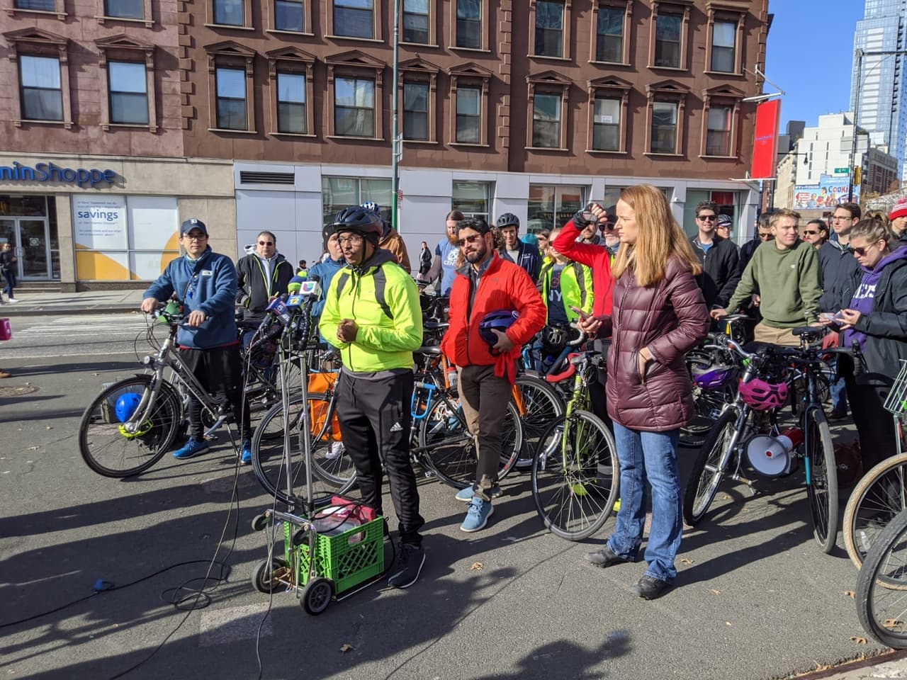 Ciclistas y líderes locales exigen la finalización de carriles bici a lo largo de la cuarta avenida en Brooklyn