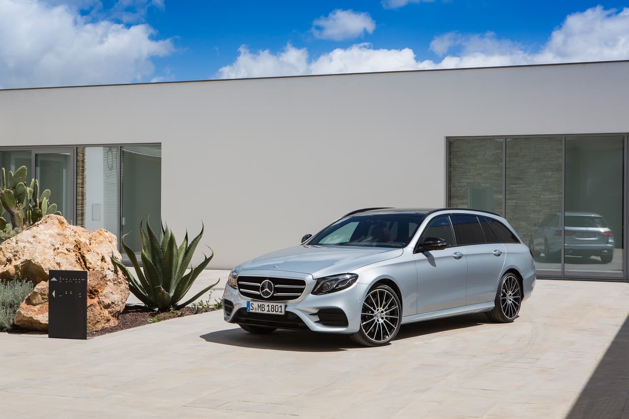 La Mercedes-Benz E400 Wagon 2017 cuenta la elegancia intrínseca de un vehículo cuyo origen, a diferencia de las van y de las camionetas utilitarias, no se remonta al transporte de carga.
