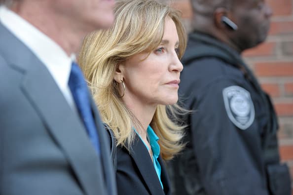 La actriz Felicity Huffman sale de prisión tras cumplir 11 días de la condena de dos semanas que recibió por fraude universitario