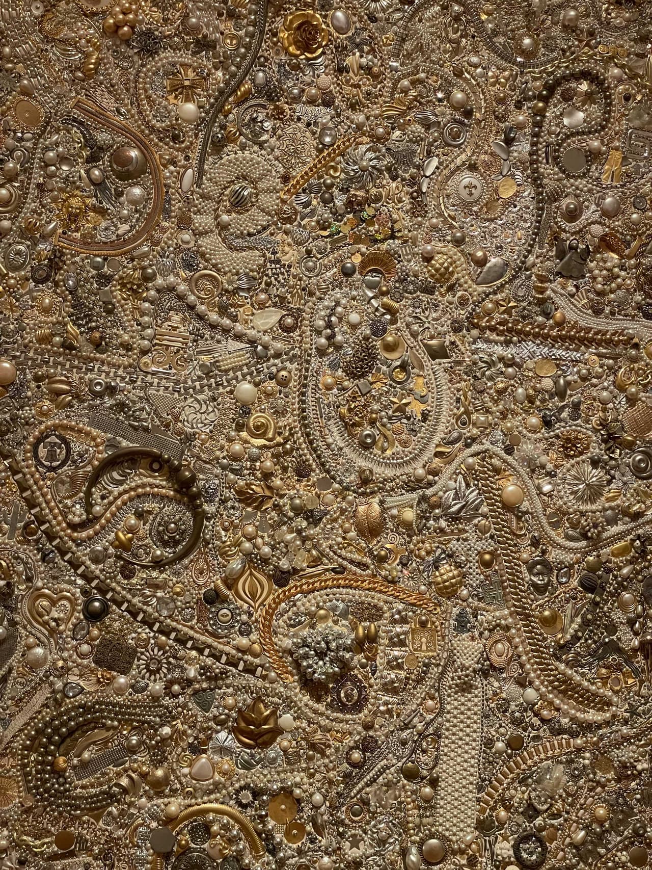 Pepe Mar usa materiales reciclados, como vasos de cristal, pedazos de madera, joyas, y telas, que el artista encuentra en tiendas de segunda mano e imágenes que corta de libros, revistas, y periódicos.