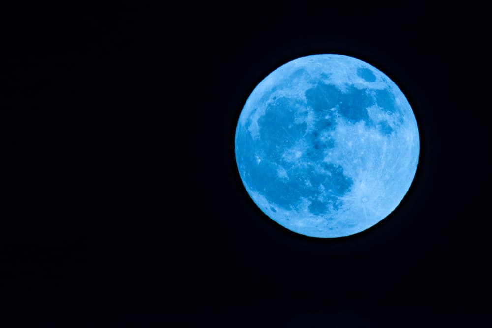 La luna azul de marzo recibe ese nombre por ser la segunda Luna llena que ocurre en un mes –marzo comenzó con la Luna llena en Virgo el día primero y lo termina con otra Luna llena esta vez en tránsito a Libra el fin de semana. También se denomina la "luna rosada" o "luna de Pascua" debido a que marca el inicio de las celebraciones de la Pascua judía y la culminación de la Semana Santa dentro de la religión cristiana.