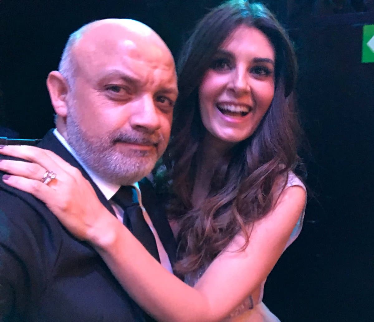 El productor Elias Osorio y Mayrín Villanueva asistieron a la entrega.