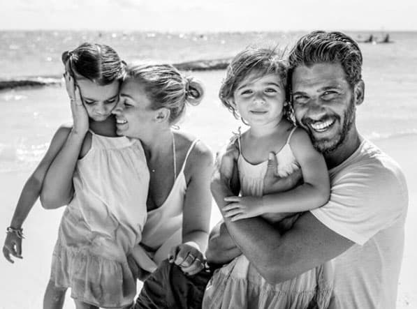 Erick Elías es padre de dos niñas que tuvo en su matrimonio con la diseñadora de moda Karla Guindi. La más pequeña se llama Olivia.