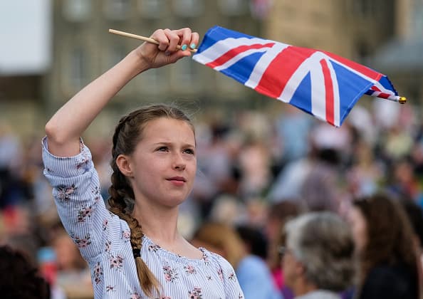 Pese a que el interés de las personas por mudarse a 
<b>Reino Unido ha decaído severamente desde 2014</b>, este país se mantiene en la lista de los entornos económicos y culturales para el mejor desarrollo profesional, específicamente por la ciudad de Londres, que ofrece una gran diversidad de culturas y oportunidades para todas la personas, sin importar su nacionalidad. Pese a que amenaza con abandonar la Unión Europea, su capital sigue siendo el epicentro financiero de Europa.
<br>