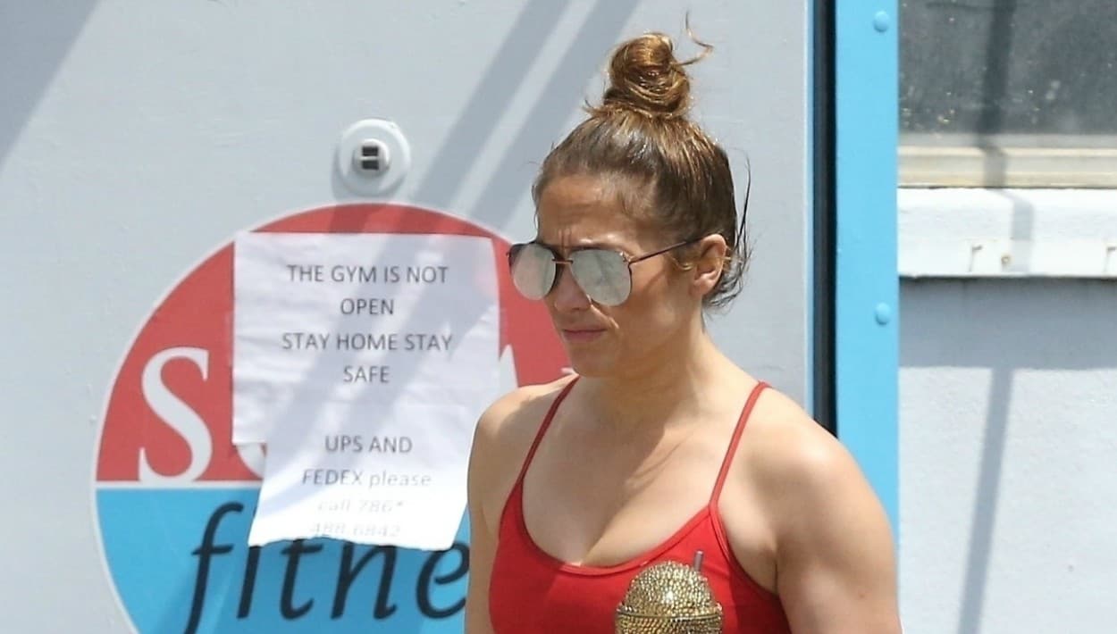 "El gimnasio no está abierto. 
<b><a href="https://www.univision.com/famosos/con-a-rod-de-cliente-jlo-presume-los-talentos-de-max-en-servicio-y-diversion-nadie-le-pone-un-pie-al-frente-video">Quédese en casa</a></b>. Quédese seguro", lee el papel pegado en la puerta por la cual salió Jennifer López.