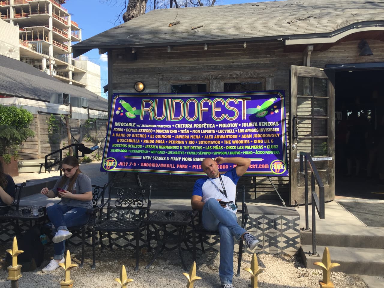En Casa de Ruido, donde se anunció el cartel del festival. 
<a href="http://www.univision.com/musica/festivales-de-musica/intocable-julieta-venegas-cultura-profetica-los-amigos-invisibles-molotov-y-mas-tocaran-en-ruido-fest-2017">Mira todos los detalles aquí</a>.