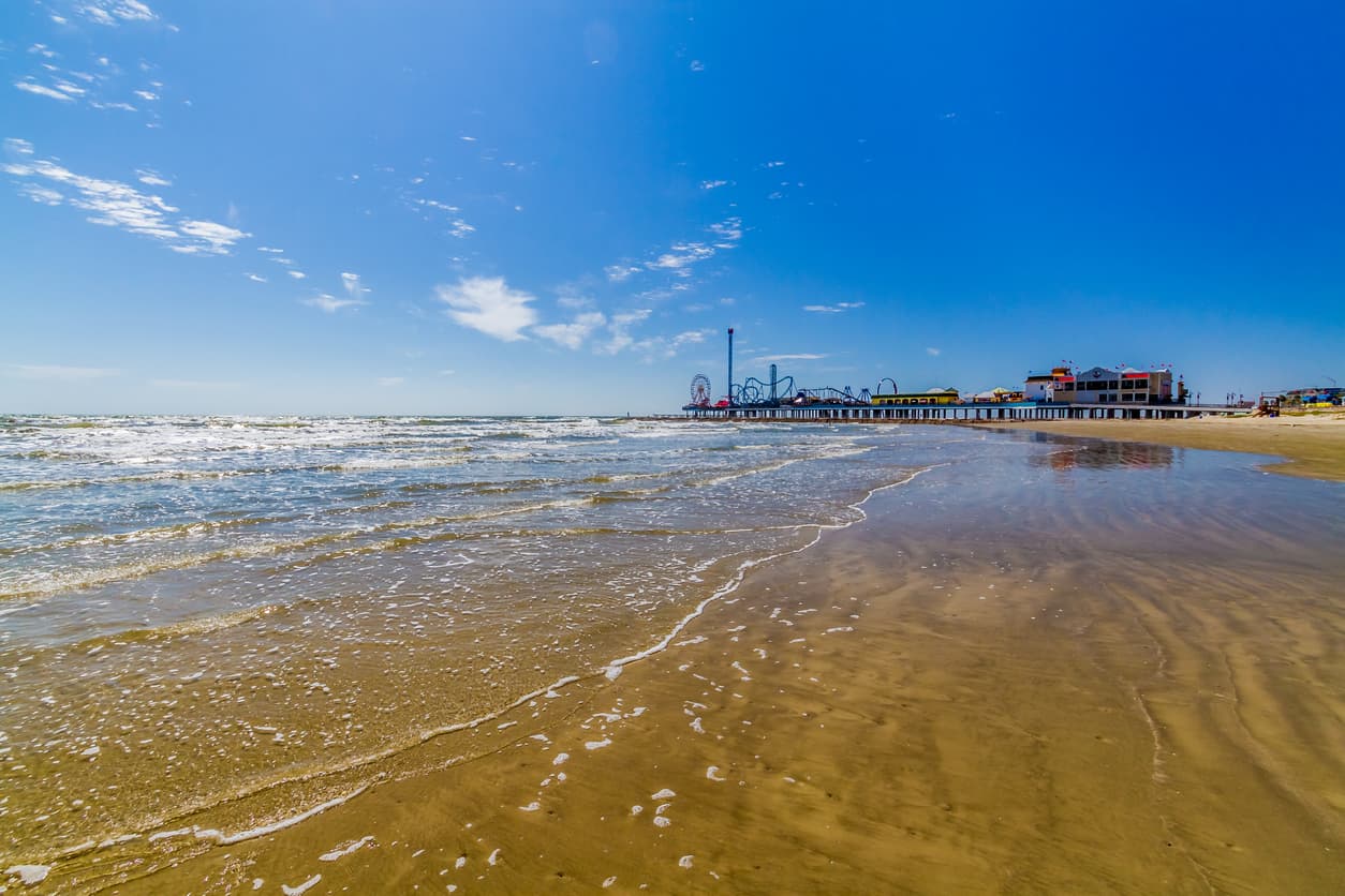 Más de 20 heridos en Texas tras el derrumbe de una plataforma en la playa de Surfside Beach, cerca de Houston