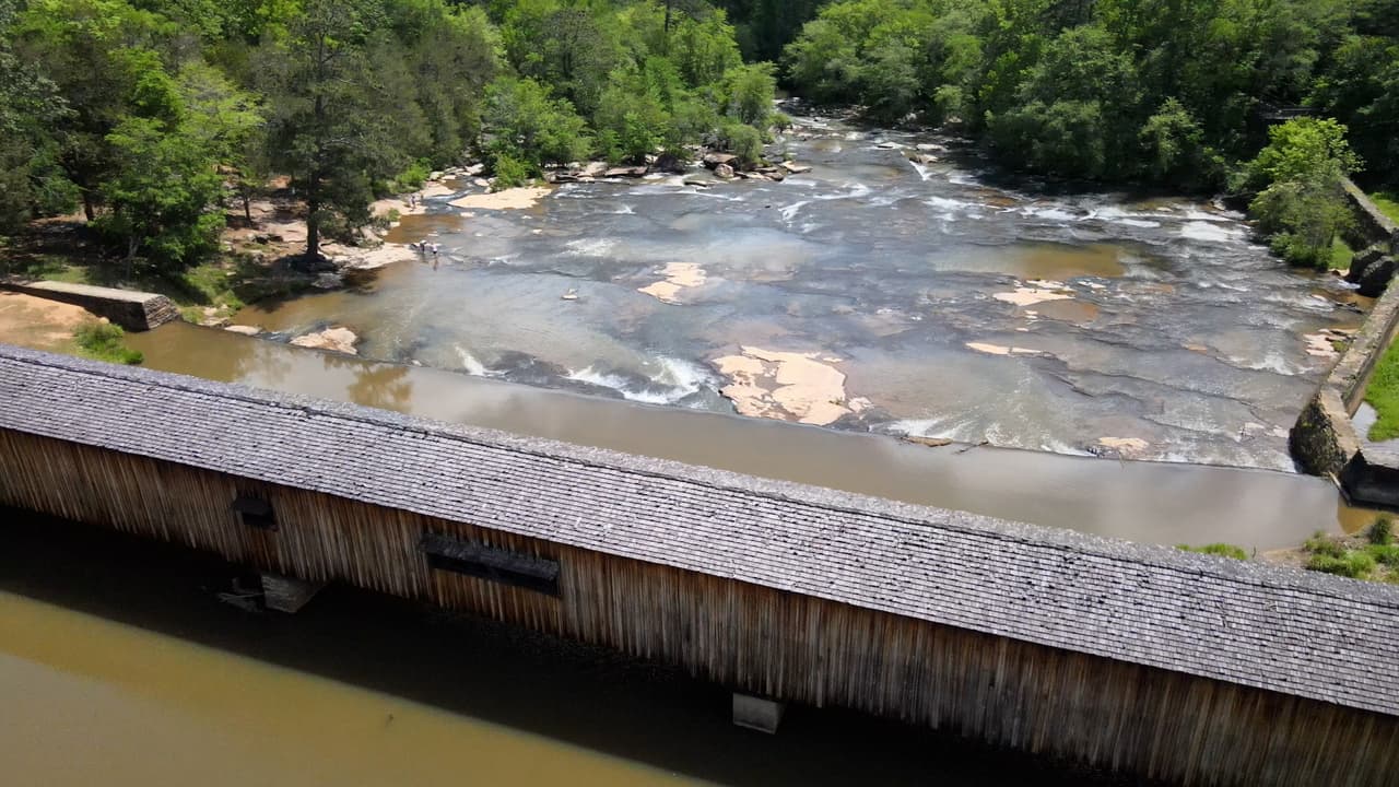 En el río South Fork se puede pescar, bañarse y hasta navegar en kayak o canoa durante los meses cálidos.