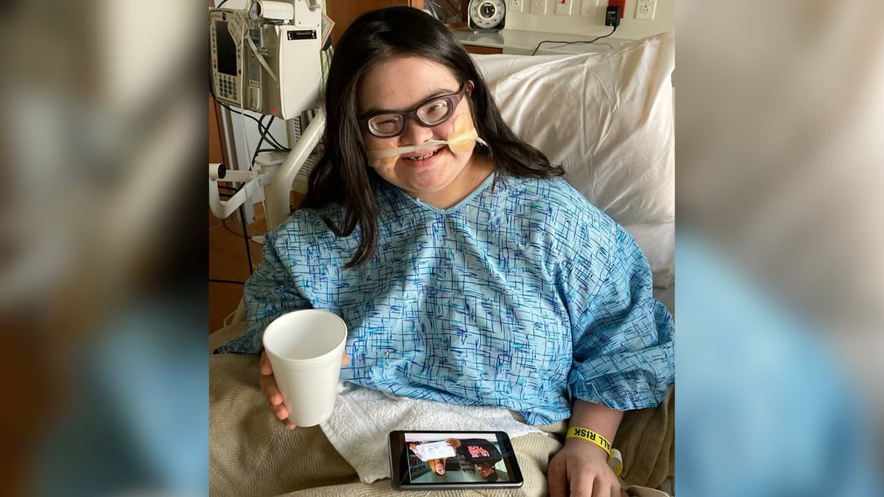 Kelsy estuvo intubada por meses y dijo sentirse triste durante todo ese tiempo. "Ella dio positivo cuatro días después que su maestra, a ella la internaron un jueves y en tres dias empeoró" contó su mamá, quien al mismo tiempo fue hospitalizada en otro hospital sin poder ver a la joven.