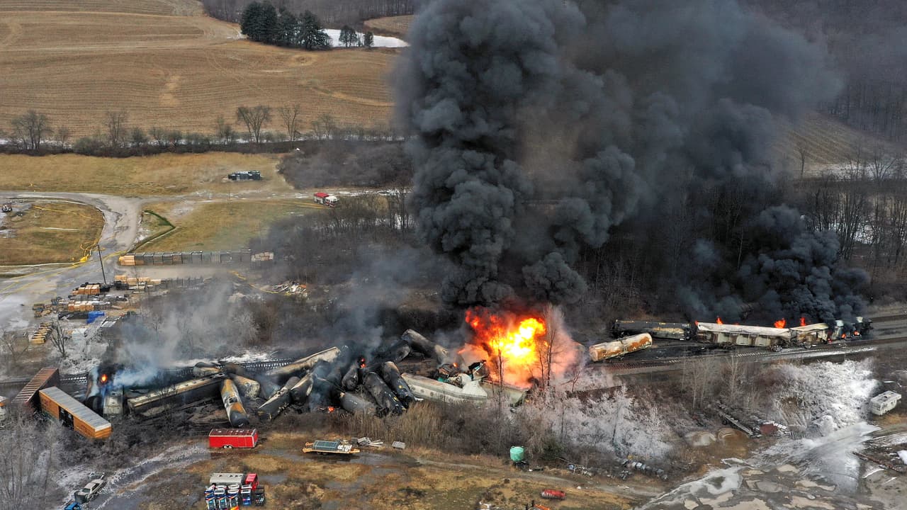 Esta foto tomada con un dron muestra partes de un tren de carga de Norfolk and Southern que descarriló el viernes 3 de febrero de 2023 por la noche en East Palestine, Ohio.