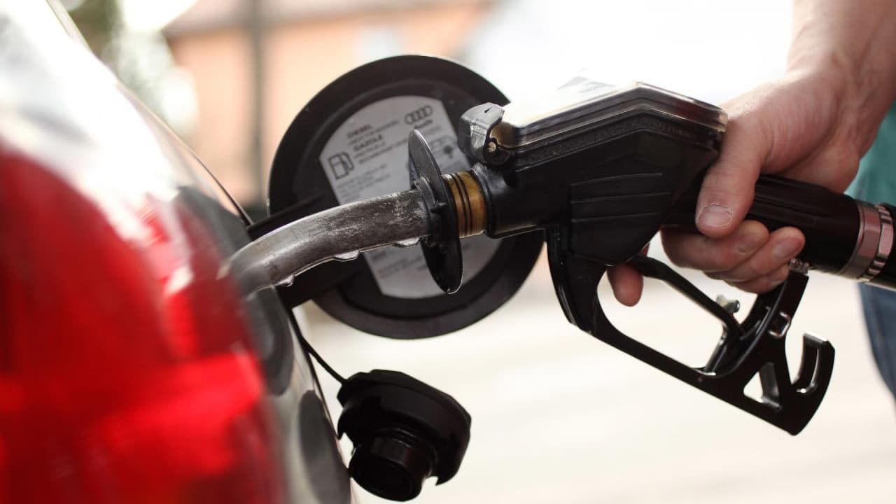 El precio promedio de este sábado 2,9 centavos más que hace una semana, 34,8 centavos más que hace un mes y $1,919 más que hace un año, según cifras de la AAA.
<br>
<br>Revisa en este 
<a href="https://gasprices.aaa.com/" target="_blank">enlace</a> la lista de precios de la gasolina según AAA.