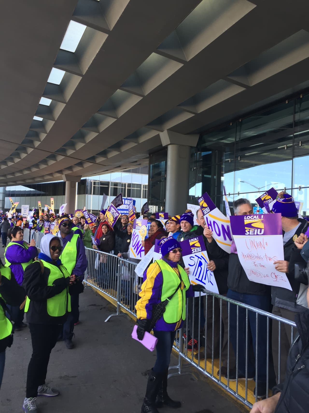 La huelga de los empleados de O´Hare se iba a realizar la semana de Acción de Gracias, pero se decidió hacer el paro esta semana.