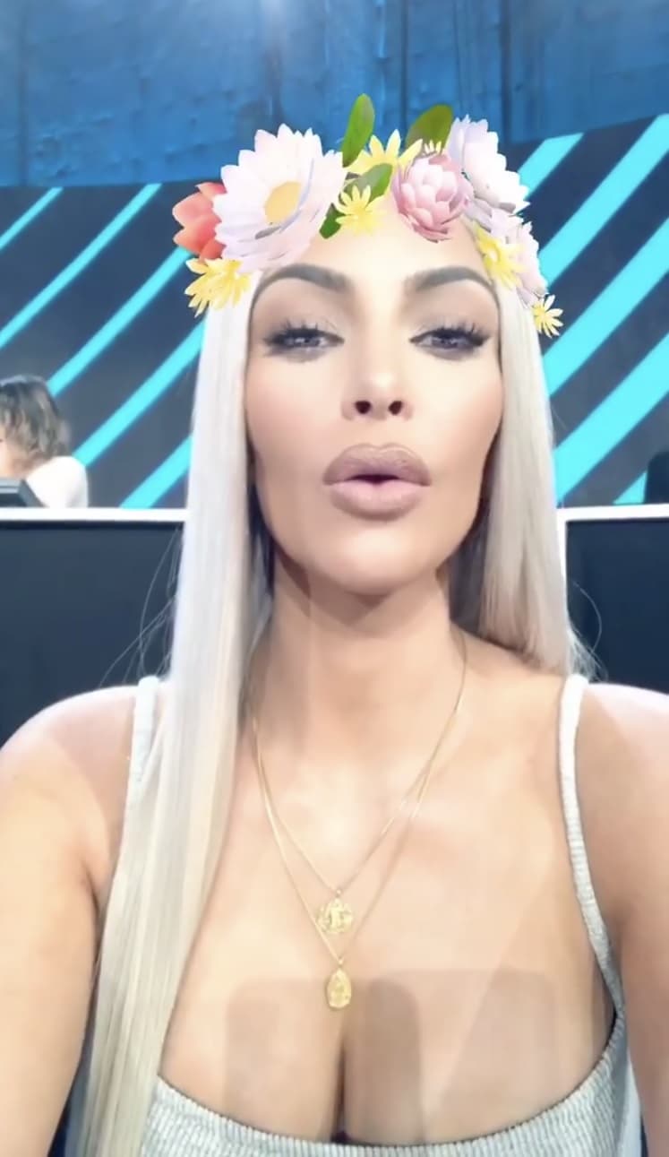 En dicha transmisión Kim pedía a sus seguidores que hicieran donativos para ayudar a la reconstrucción en México y Puerto Rico, al finalizar el evento se reunieron 26 millones de dólares, además de que JLo y Alex Rodríguez pasaron la velada departiendo con una querida amiga.