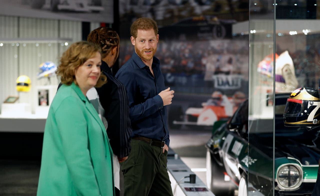 Esta vista es parte de la agenda de los 
<b><a href="https://www.univision.com/famosos/se-le-quedo-la-sonrisa-en-canada-harry-regresa-al-reino-unido-y-pide-que-dejen-de-llamarlo-principe-fotos" target="_blank">últimos eventos oficiales </a></b>del príncipe antes de su salida como miembro de alto rango de la familia real británica. 
<br>