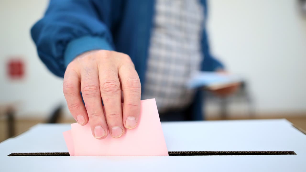 <h3 class="cms-H3-H3">Qué hacer si ya hay un registro o un voto </h3>Si una persona descubre que está registrada para votar sin ser ciudadana estadounidense,
<b>lo primero es averiguar cómo ocurrió la inscripción y conservar cualquier documento relacionado.</b>
<br>
<br>Para reportar el error o solicitar información sobre cómo cancelar el registro,
<b>puede comunicarse con la oficina electoral de su estado o localidad. </b>
<br>
<br>Los contactos están disponibles en
<b>el directorio oficial del Gobierno de Estados Unidos:</b>
<a href="https://www.usa.gov/es/oficina-elecciones-estatal-local" target="_blank">haz clic aquí (información en español)</a>
<br>
<br>También
<b>puede consultar los procedimientos para cancelar una inscripción electoral,</b> publicados por la Comisión de Asistencia Electoral de Estados Unidos:
<a href="https://www.eac.gov/voters/voter-registration-cancellations" target="_blank">haz clic aquí</a>
<br>
<br>Cada estado
<b>establece sus propios requisitos.</b>
<br>
<br>Si la persona declaró ser ciudadana sin serlo o llegó a votar,
<b>es importante consultar a un abogado de inmigración antes de presentar declaraciones</b> o realizar trámites que puedan afectar su situación migratoria.
<br>
<br>
<b>Conservar los formularios y aclarar cómo ocurrió la inscripción</b> puede ser fundamental para evaluar las consecuencias legales.
<br>
<br>
<b>Esta orientación se basa <a href="https://www.usa.gov/es/oficina-elecciones-estatal-local" target="_blank">en información del Gobierno de Estados Unidos</a> y de <a>la Comisión de Asistencia Electoral</a></b>
<a>, </a>así como en
<a href="https://www.uscis.gov/sites/default/files/document/policy-manual-updates/20250829-VoterRegistrationGMC.pdf" target="_blank">las directrices de USCIS sobre las posibles consecuencias migratorias.</a>