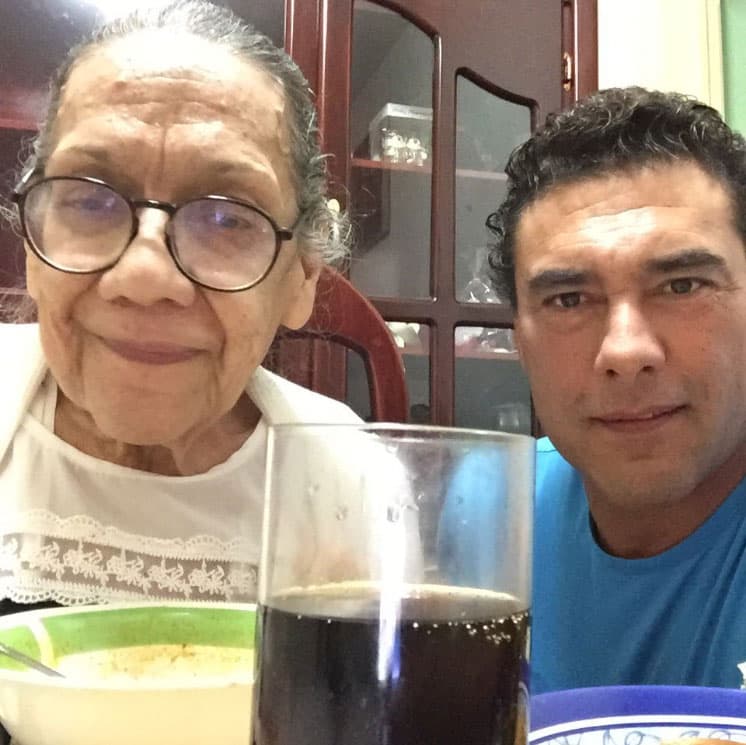 Ella es la suegra que miles de mujeres quisieran tener, es la mamá del guapísimo 
<b><a href="http://www.univision.com/temas/eduardo-yanez">Eduardo Yáñez</a></b>.