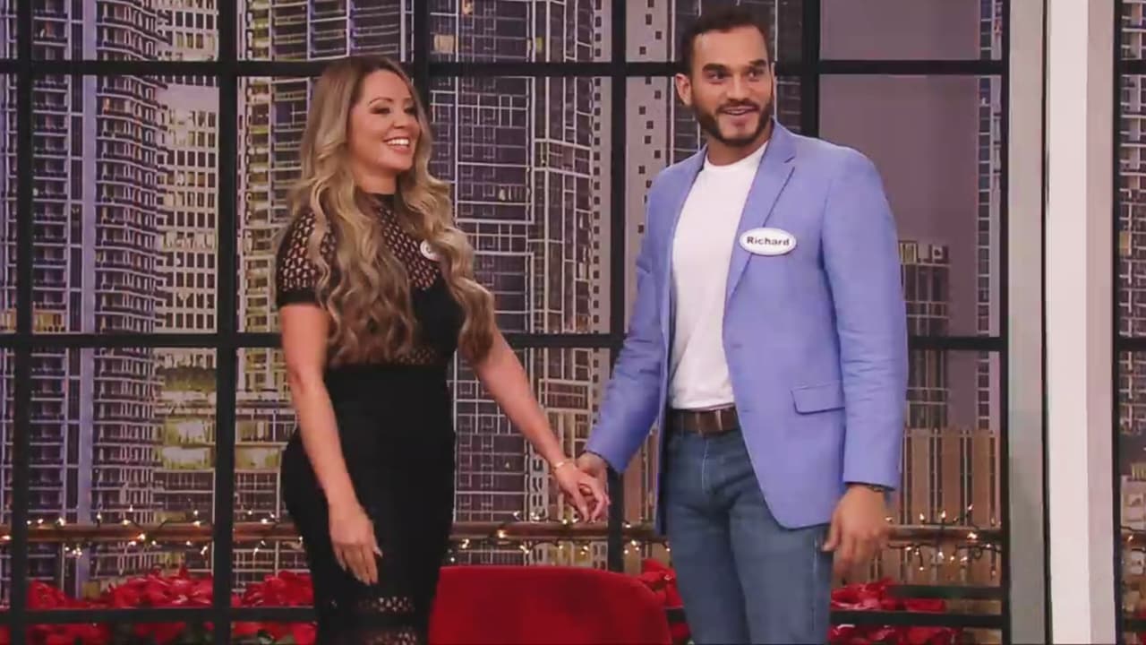 Richard, quien volvió al show después de terminar con Nory, quedó impactado cuando apareció Carolina, la mujer que lo había enamorado en el pasado y 
<b><a href="https://www.univision.com/shows/enamorandonos/richard-no-espero-a-que-se-abriera-la-puerta-al-reconocer-la-voz-de-su-exnovia-que-vino-a-reconquistarlo-video" target="_blank">terminó con él al no estar segura de su relación por la diferencia de edad entre ellos</a></b>. Ahora ella venía a reconquistarlo.