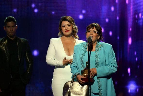 Con su nieta ha pasado momentos muy tristes y también emotivos, como el día en que la inolvidable Jenni Rivera ganó un Grammy Latino post mortem, ambas recibieron el galardón con gran emoción.