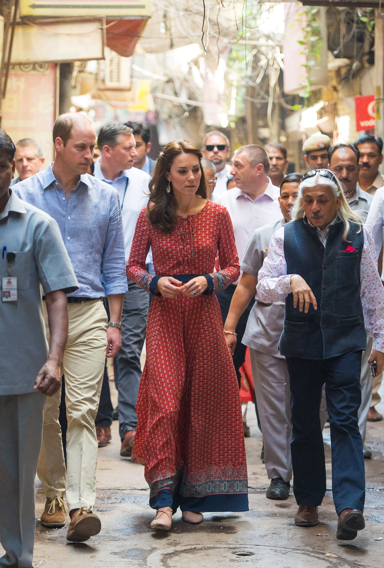 Con vestidos de algodón de manga larga evocando estilos clásicos indios y celebrando la riqueza textil de este país, Kate Middleton ha dejada clara una sentencia estilística: un maxi dress puede lucir formal y casual a la vez y mejor si se lleva con zapatos planos.