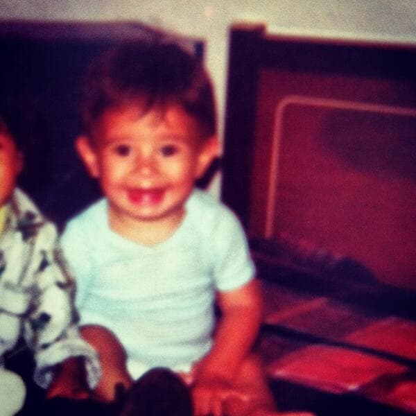 Pero antes de llegar a ser el galán de telenovela que ahora es, Ricardo era un tierno niño con una sonrisa encantadora. Nació en Aguascalientes, México, el 4 de septiembre de 1980.