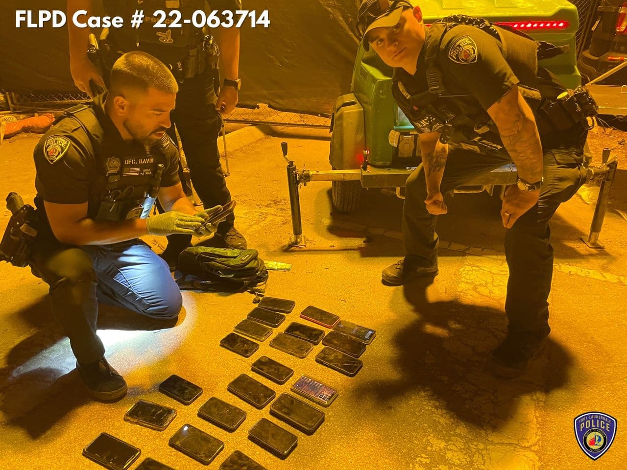 Los acusados tenían los teléfonos en una mochila cuando fueron arrestados.