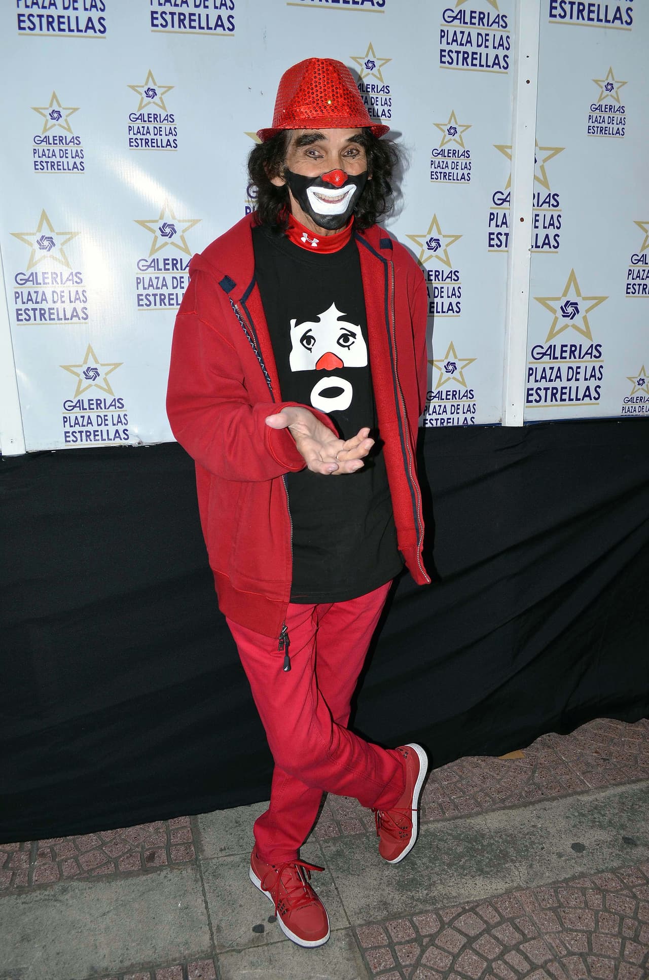 "Yo 
<b><a href="https://www.univision.com/local/arizona-ktvw/cepillin-el-payaso-mas-famoso-de-la-television-hispana-esta-en-phoenix" target="_blank">no hice ninguna maldad. Yo pedí permiso</a></b>, me lo autorizaron porque 
<b><a href="https://www.youtube.com/watch?v=2tTPaJQ83xA" target="_blank">en esa función que actué</a></b> estaba el director de recursos humanos y él a su vez habló con alguien de la refinería y yo llegué ahí, me prestaron una camisa, me metí, me tomé fotos y nada más, nada ilegal", explicó.