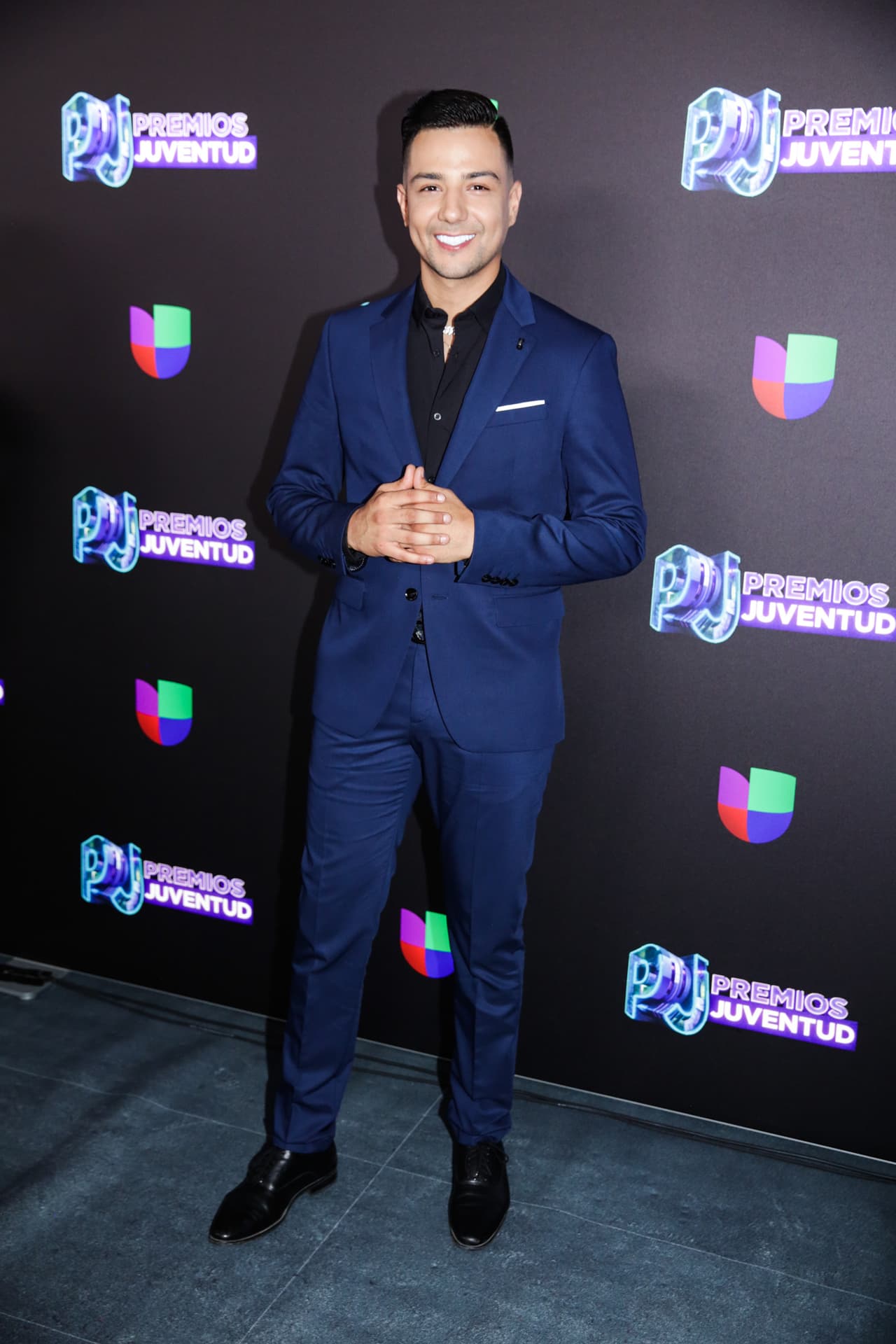 Luis Coronel, elegante como siempre, no falló y portó un traje azul marino con camisa negra.
