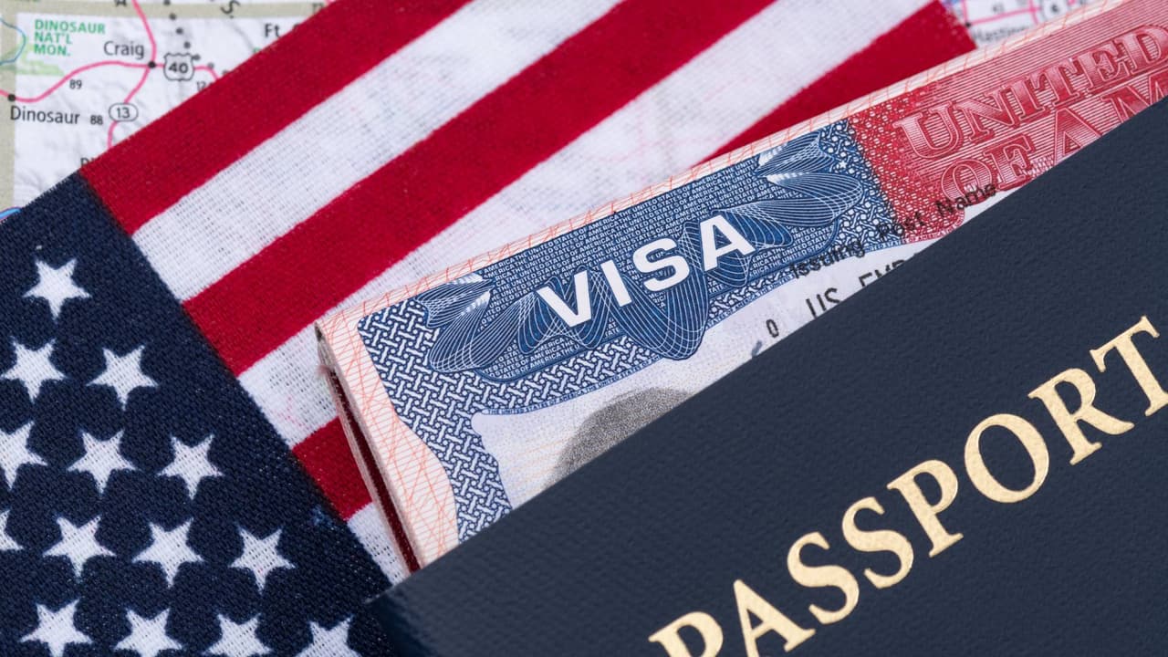 ¿Debo cargar mis documentos migratorios en todo momento? Abogada de inmigración responde