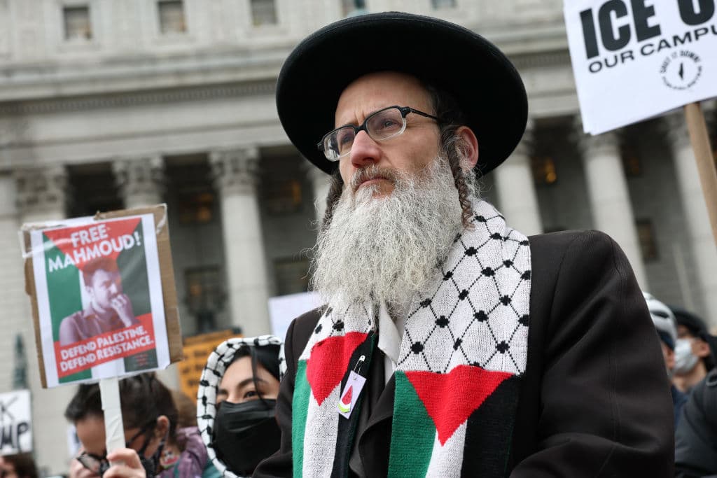 La detención se enmarca en una medida más amplia anunciada por el presidente Donald Trump, quien calificó el arresto como "el primero de muchos por venir" y prometió deportar a estudiantes que, según él, participan en "actividades proterroristas, antisemitas y antiamericanas".