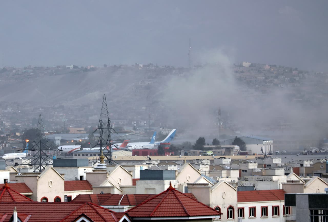El humo de una de las detonaciones sobre el aeropuerto de Kabul. El Hotel Baron, a unas 200 yardas de la puerta Abbey, había sido utilizado por algunas naciones occidentales como punto de parada para las evacuaciones desde que comenzó el puente aéreo el 14 de agosto.
