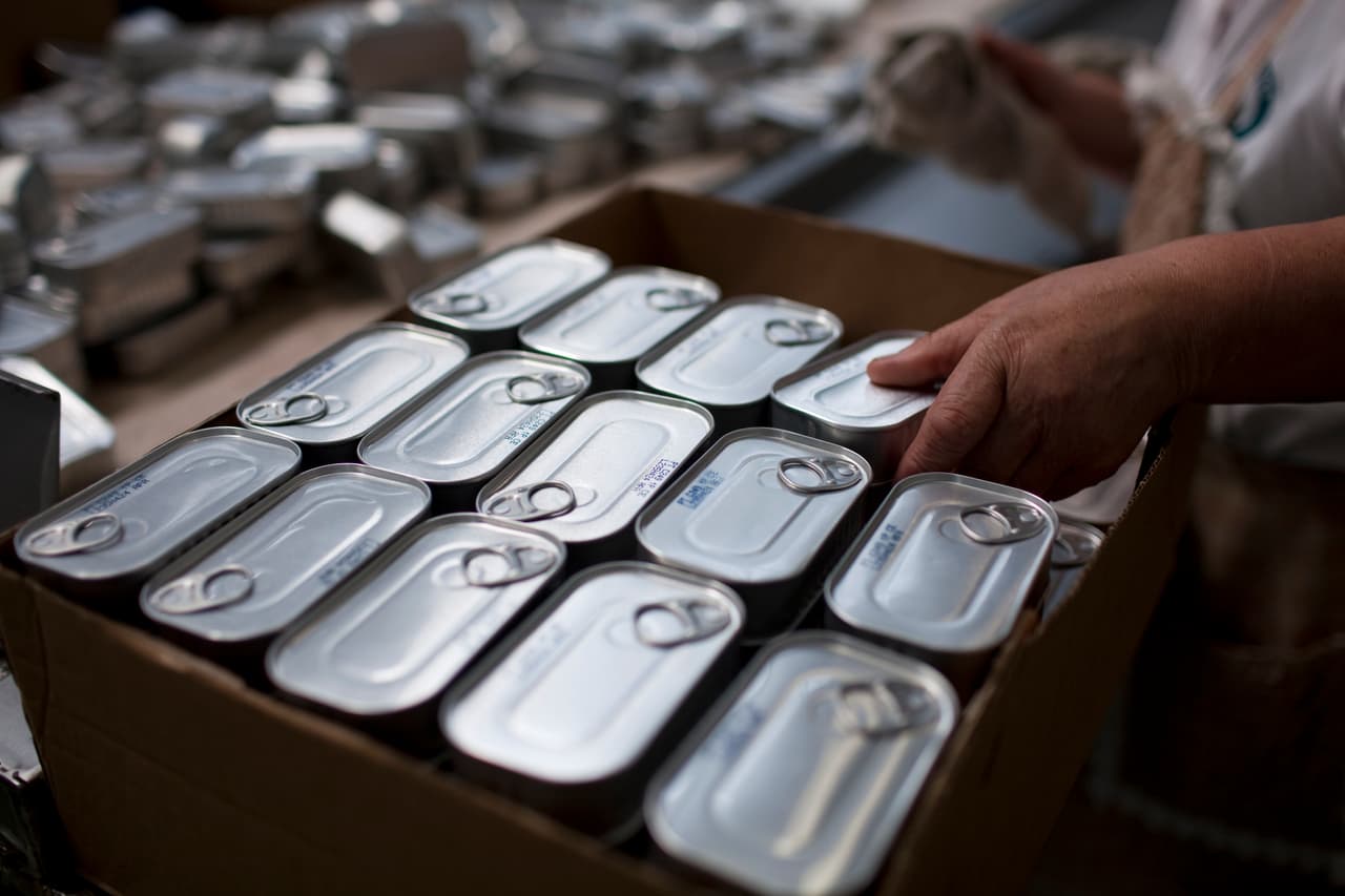 Todo kit de supervivencia debe tener elementos básicos para afrontar el primer día de una crisis e incluir alimentos con comida enlatada y agua suficiente para todos los miembros de la familia.